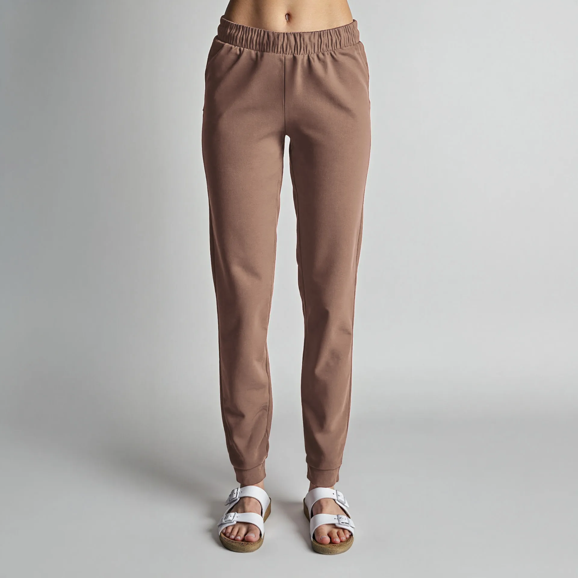 brazowe-spodnie-medyczne-z-kieszeniami-z-bawelny-2