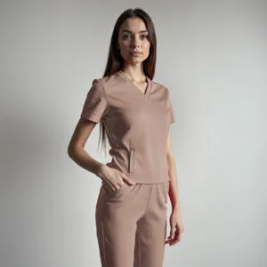 Beżowa bluzka medyczna uszyta z bawełny z dwiema kieszeniami z przodu